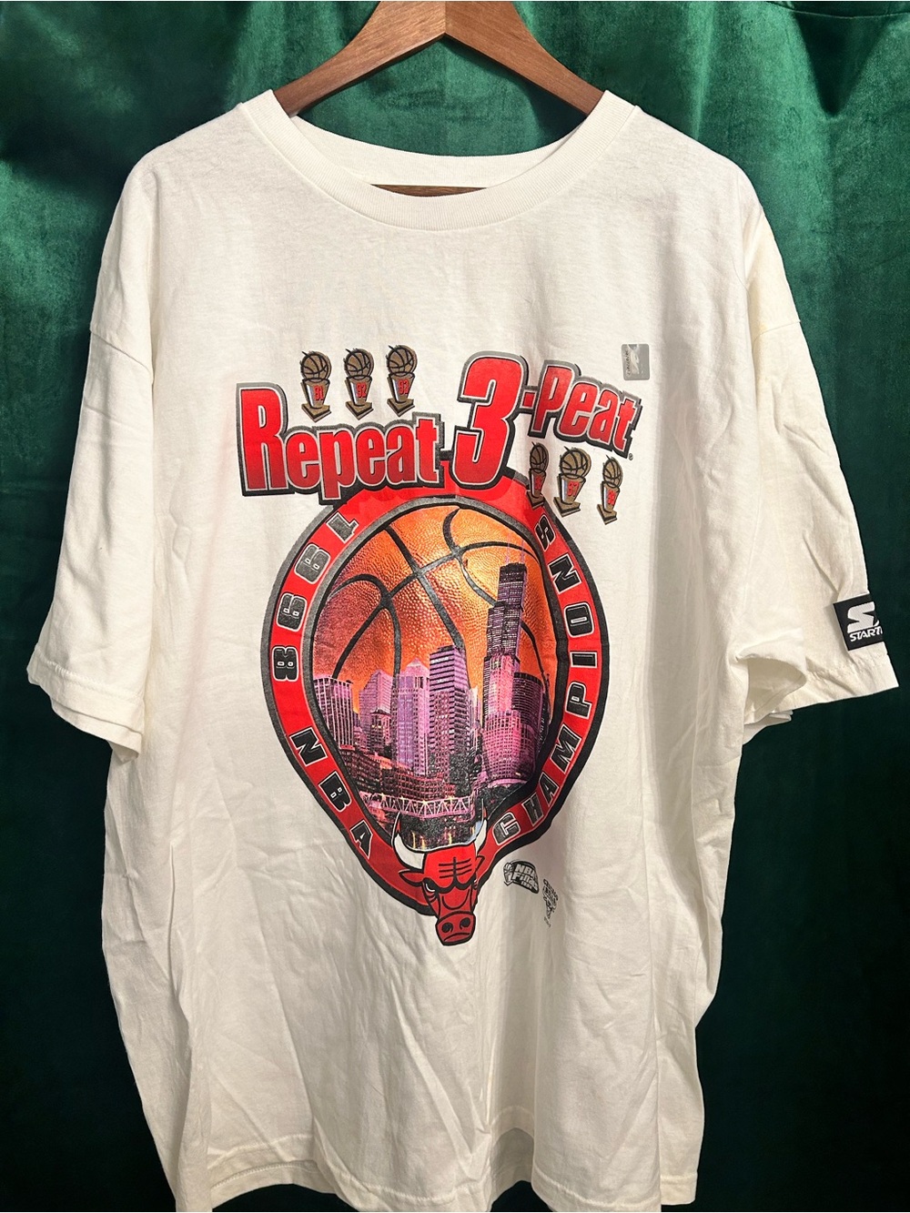 STARTER White Repeat 3-Peat Chicago Bulls Graphic Tee